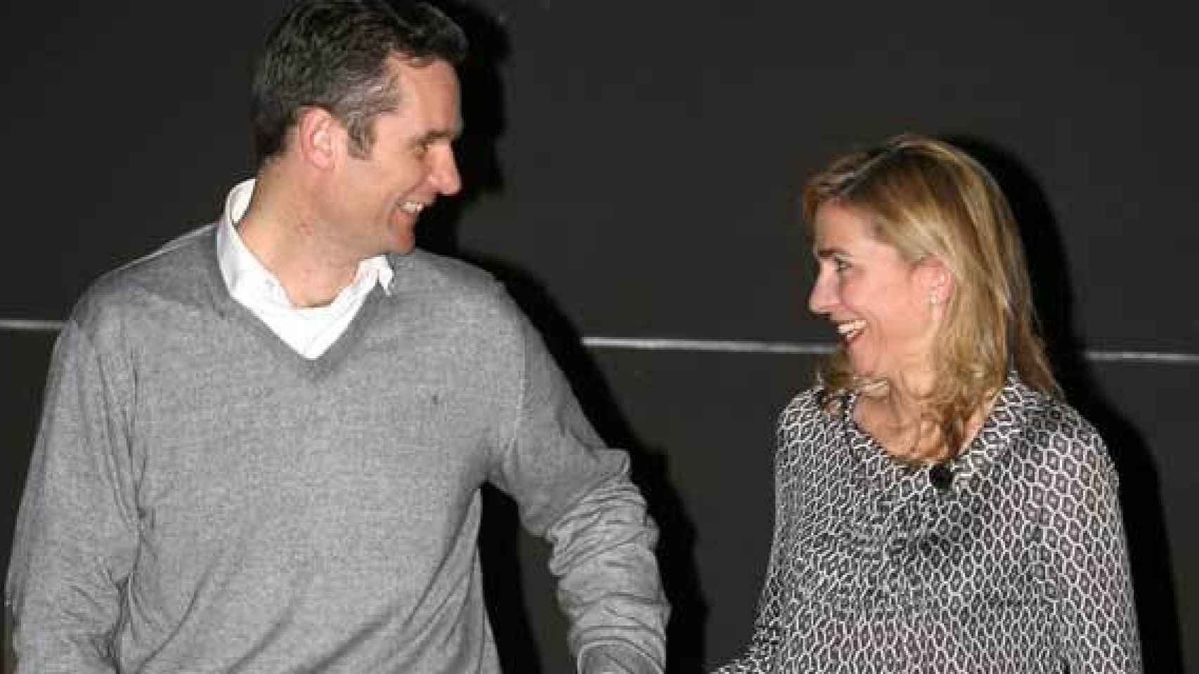 El matrimonio, sonriente, a las puertas de su casa de Barcelona en el 40 cumpleaños de Urdangarin