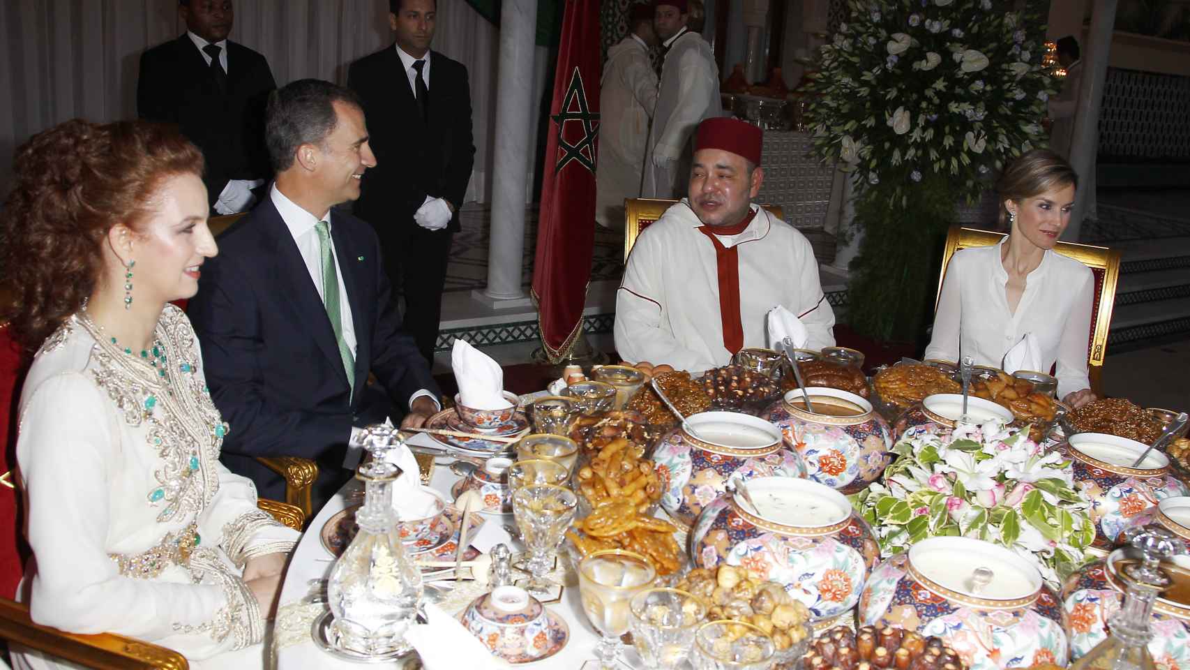 De izquierda a derecha, la Princesa Lalla, el rey Felipe VI, el rey Mohamed VI y la reina Letizia en una cena en su visita a Marruecos.