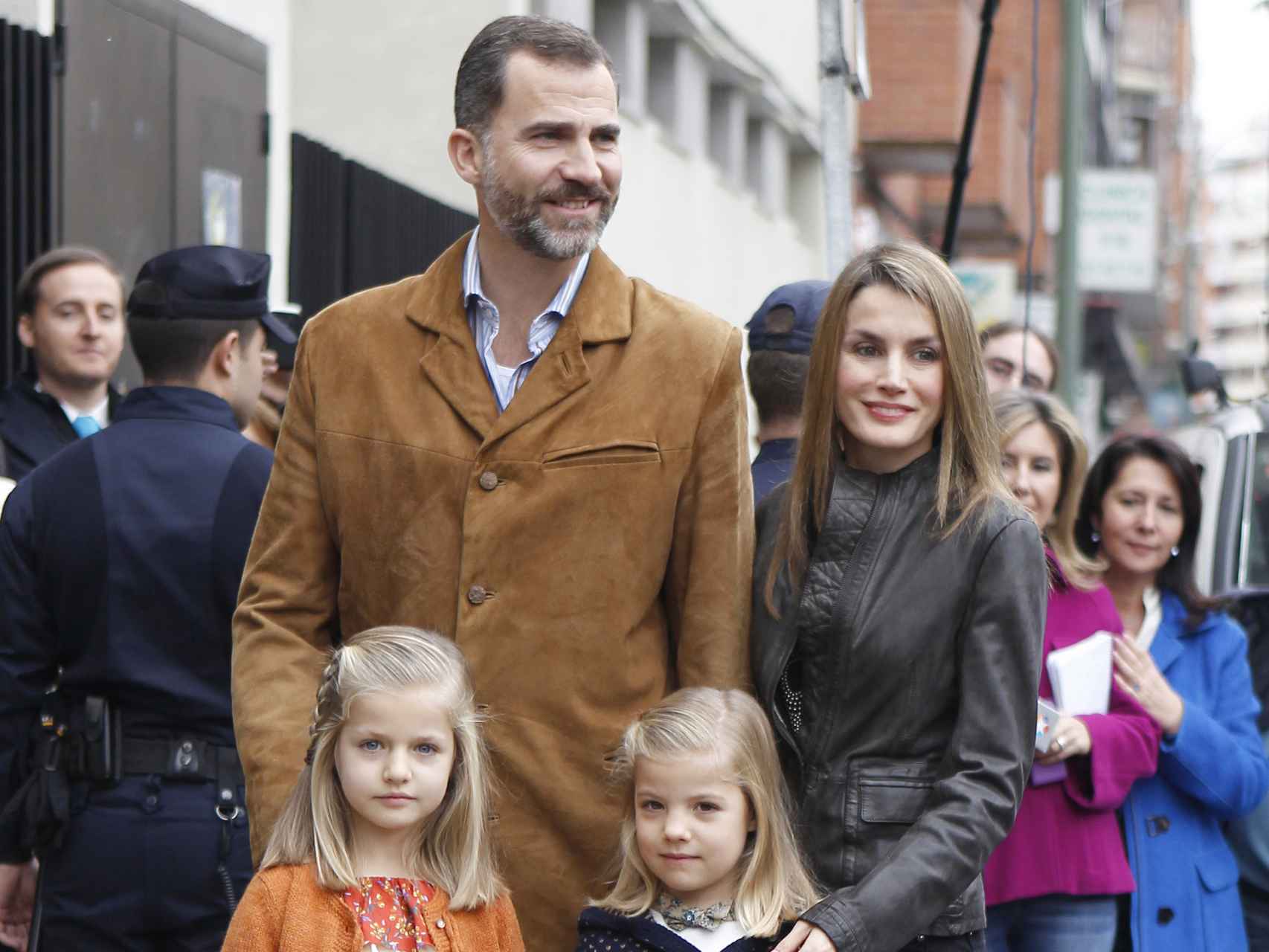 Felipe con chaqueta camel en una tarde que paseaba con su mujer y sus hijas por las calles de Madrid.
