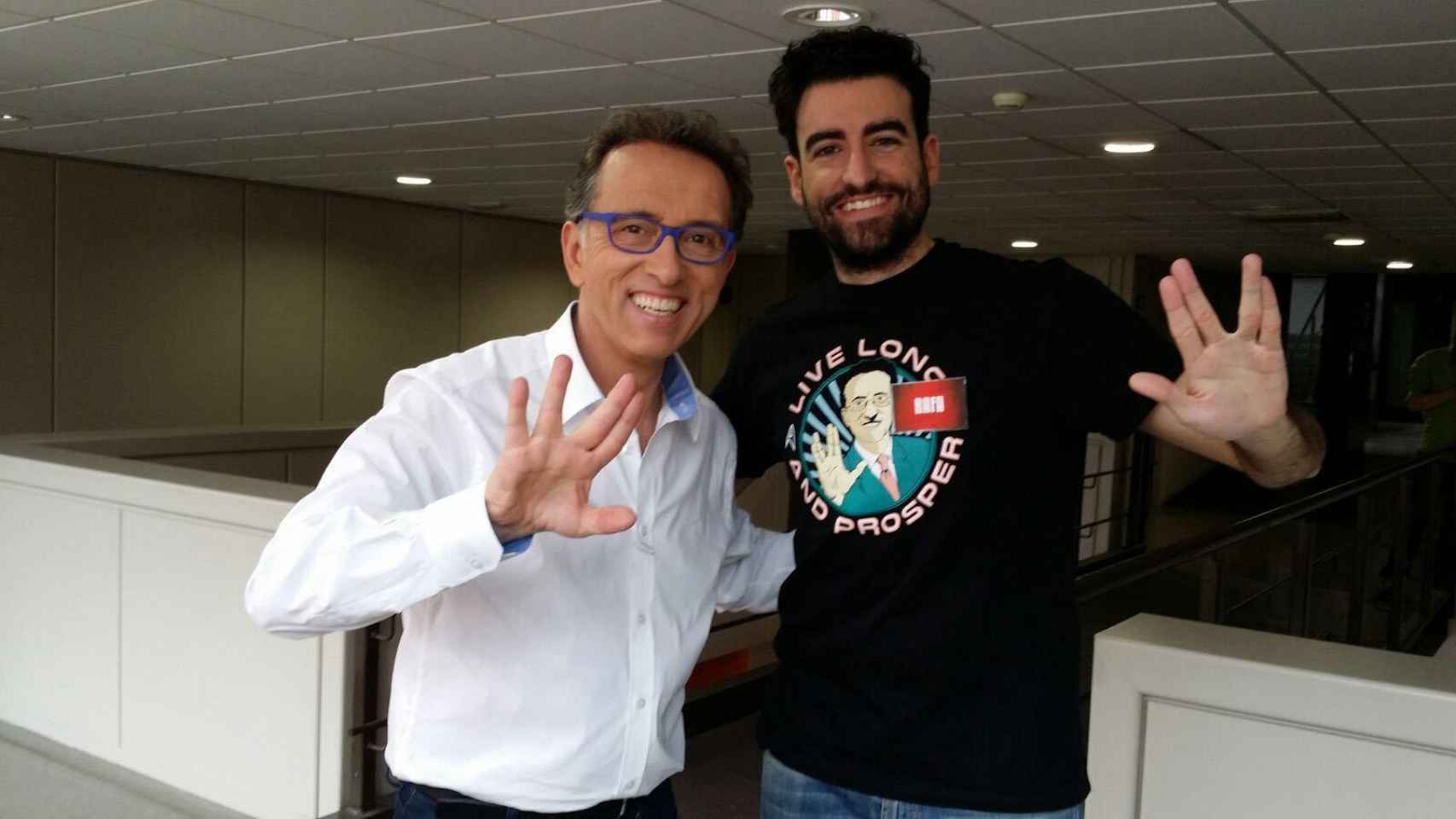 Rafa Castaño, uno de los magníficos del programa, posa con Hurtado y la camiseta que celebra su 'longevidad'