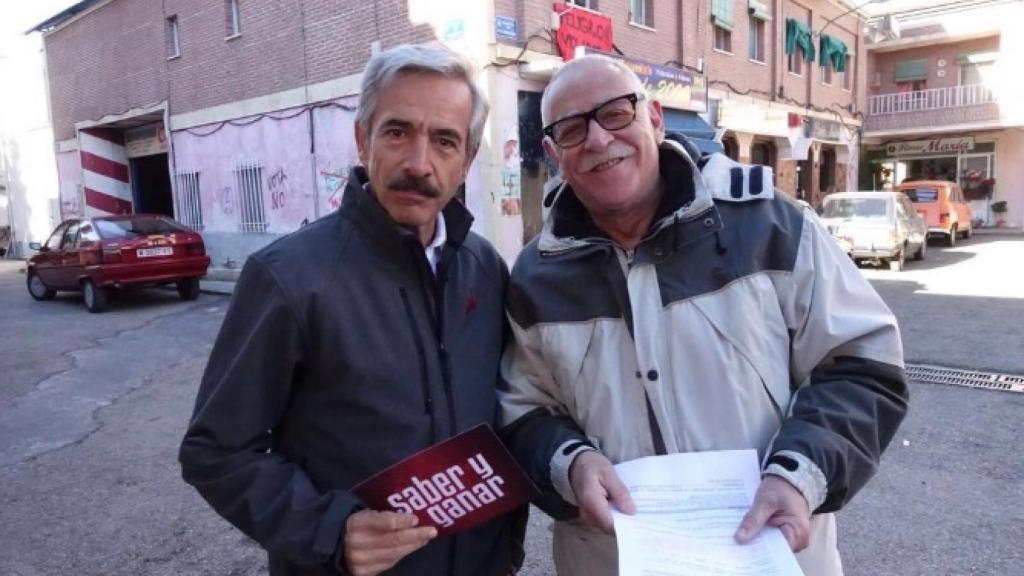 Juanjo Cardenal posa con Imanol Arias en la grabación de un programa especial de Saber y Ganar