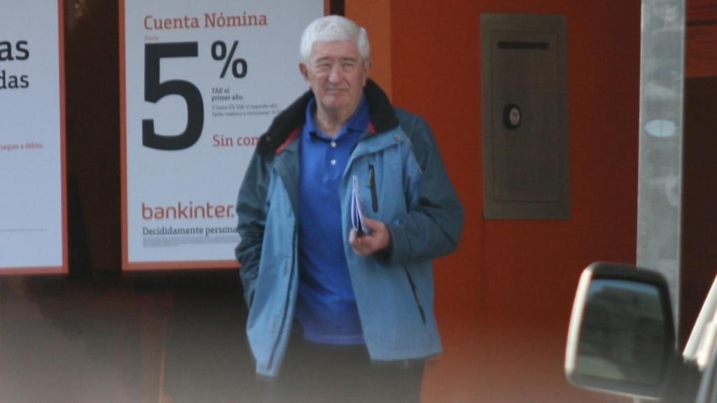 El coronel argentino sale de hacer recados en el banco.