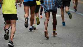 Un hombre corre descalzo durante la maratón de Nueva York de 2015.