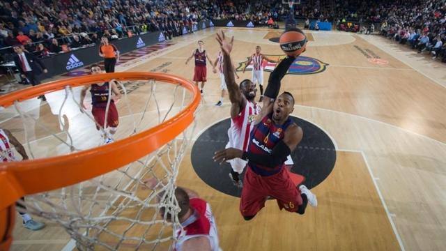 Joey Dorsey intenta machacar el aro ante el Olympiacos.