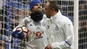 Diego Costa, junto a un técnico del Chelsea.