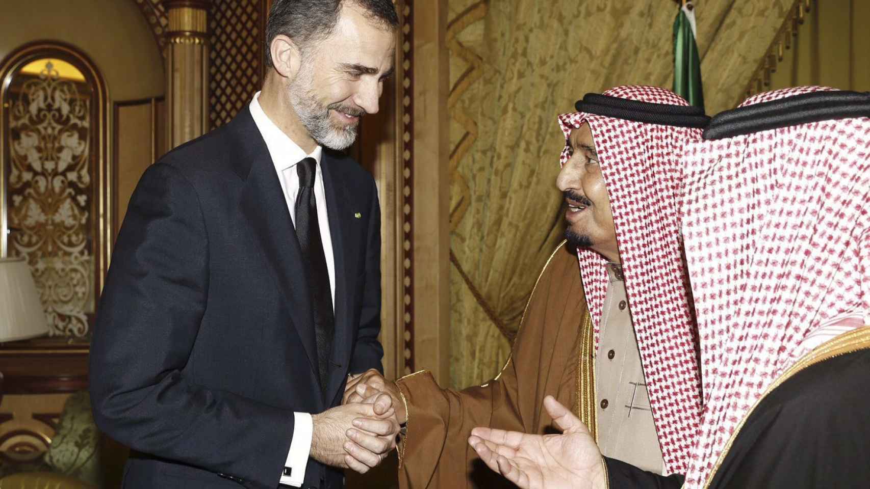 Felipe VI saluda al rey saudí Salman en las exequias de su hermano el rey Abdalá en enero del 2015.