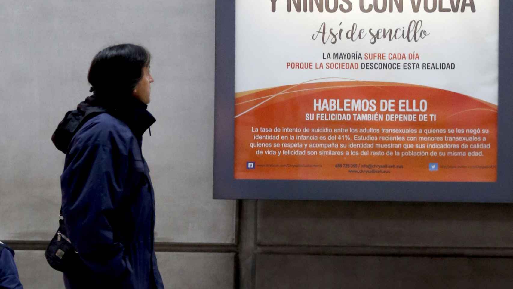 Un hombre pasa ante el cartel promovido por la asociación Chrysallis Euskal Herria