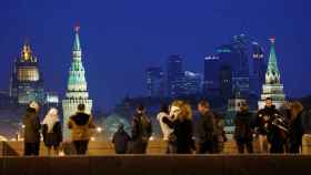 Moscovitas observando el centro financiero de la capital y las torres del Kremlin.