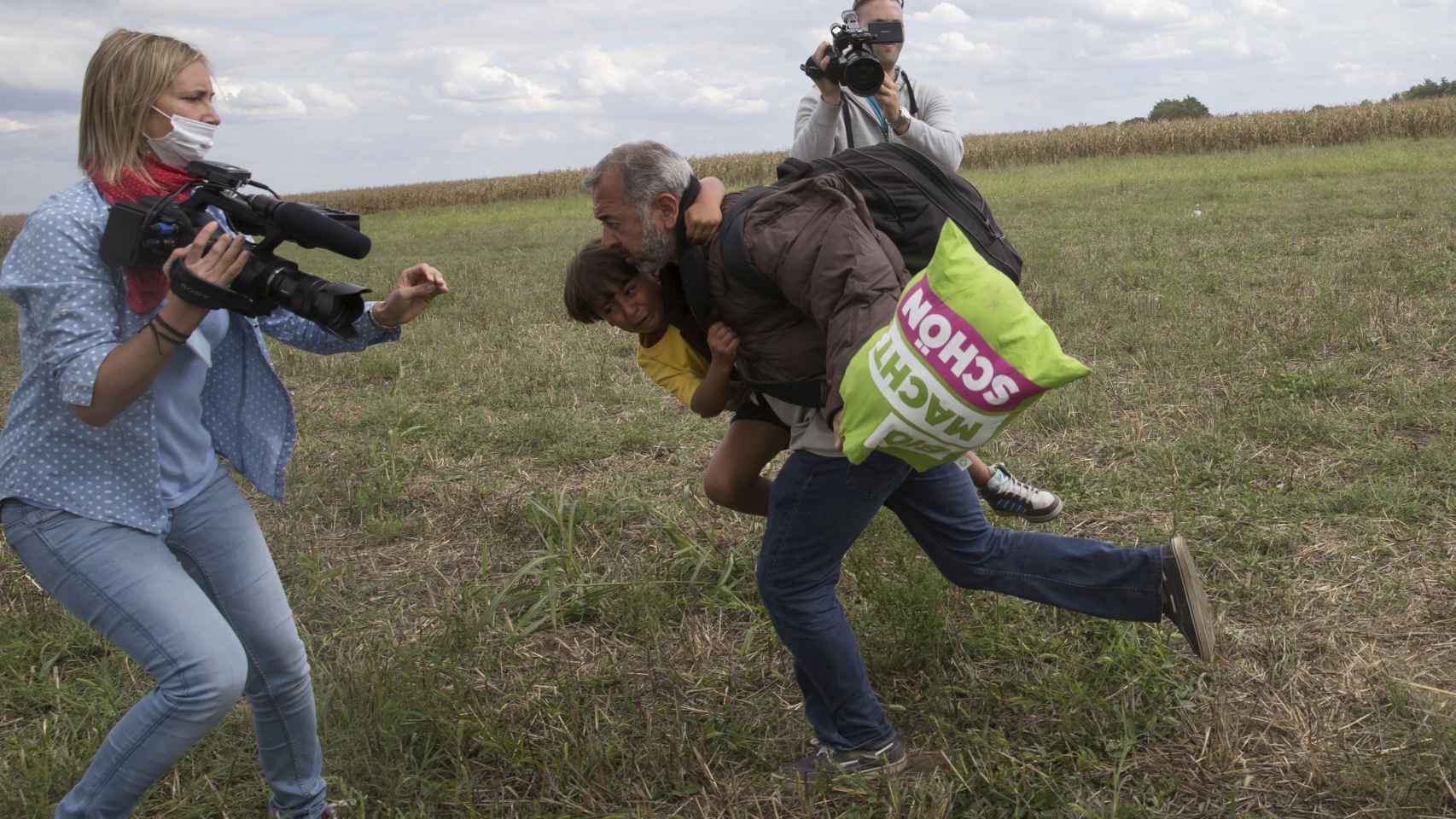 La periodista húngara Petra Lázlo en el momento que se cruzó con el entrenador sirio y su hijo.