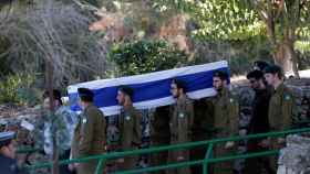 Soldados israelíes portan el ferétro de un compañero muerto en un atentado.