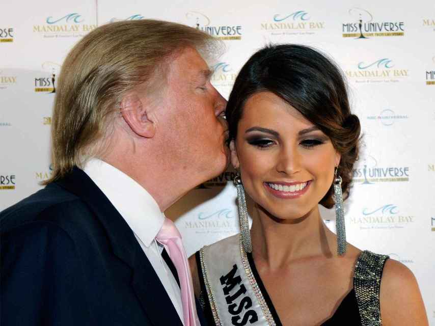 Donald Trump besa a la Miss Universo 2009 Stefania Fernandez.
