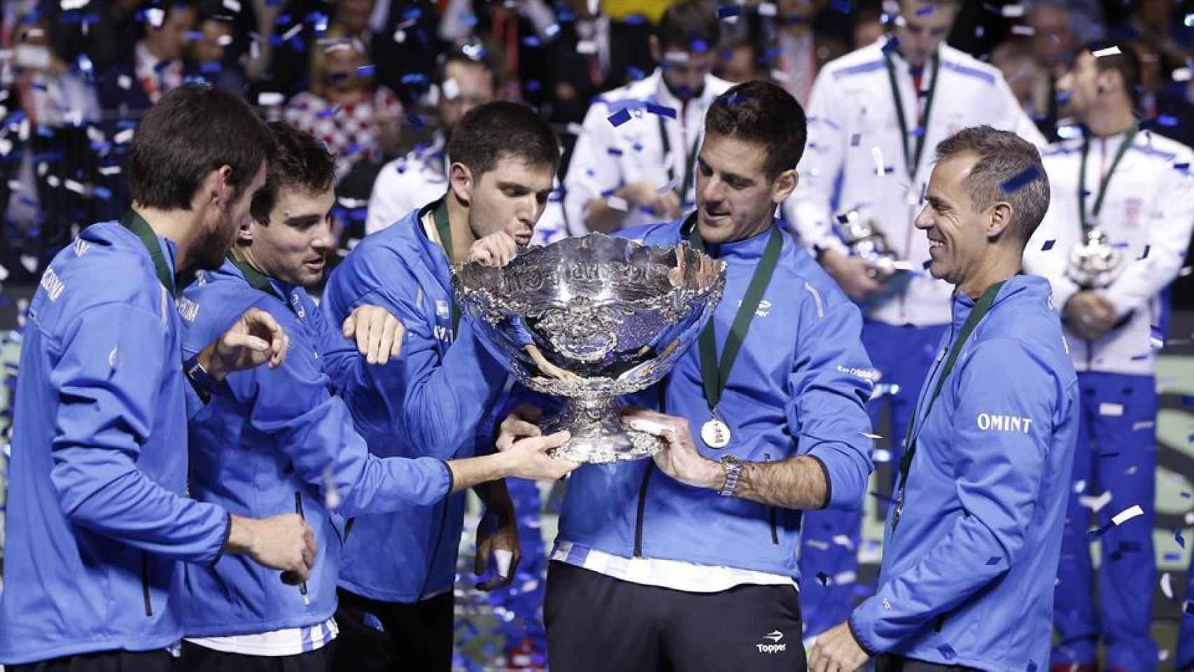 Los jugadores de Argentina celebran la Copa Davis.