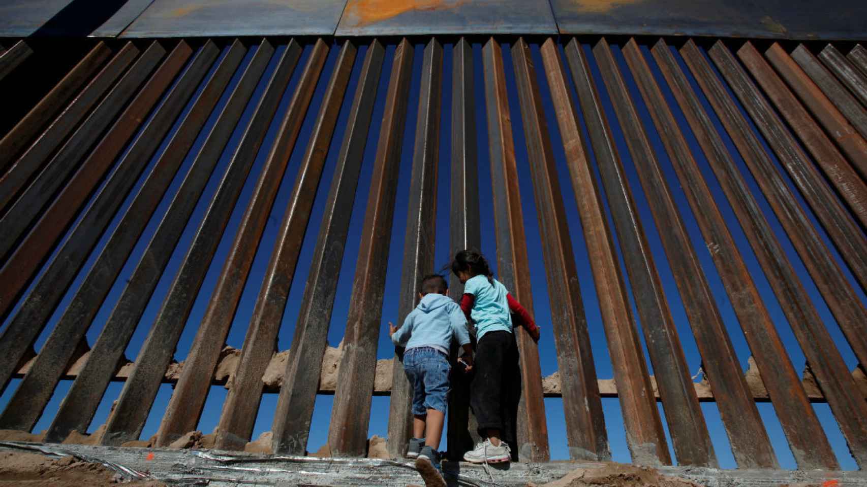 Unos niños mexicanos juegan en la frontera de México y EEUU.