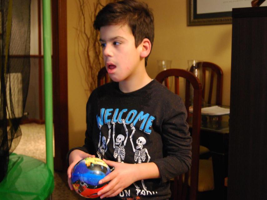 El pequeño Miguel, en el salón de su casa.