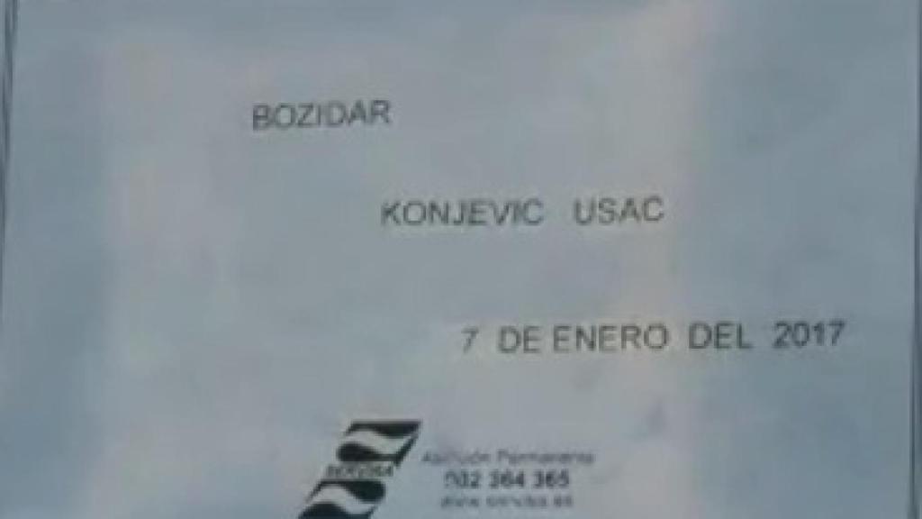 Lápida provisional de la tumba de Konjevic que fue abierta por mandato judicial