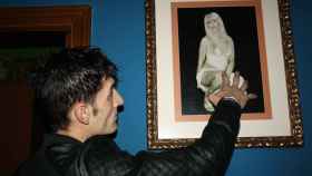 Alin, el novio de La Veneno, frente una fotografía de la artista fallecida.