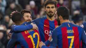 Los jugadores del Barcelona celebran un gol.