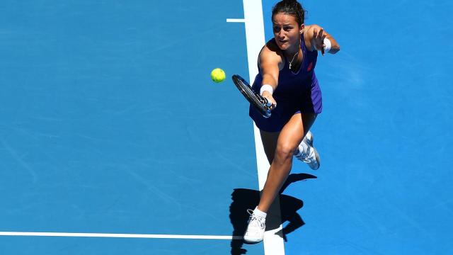 Lara Arruabarrena golpea la pelota.