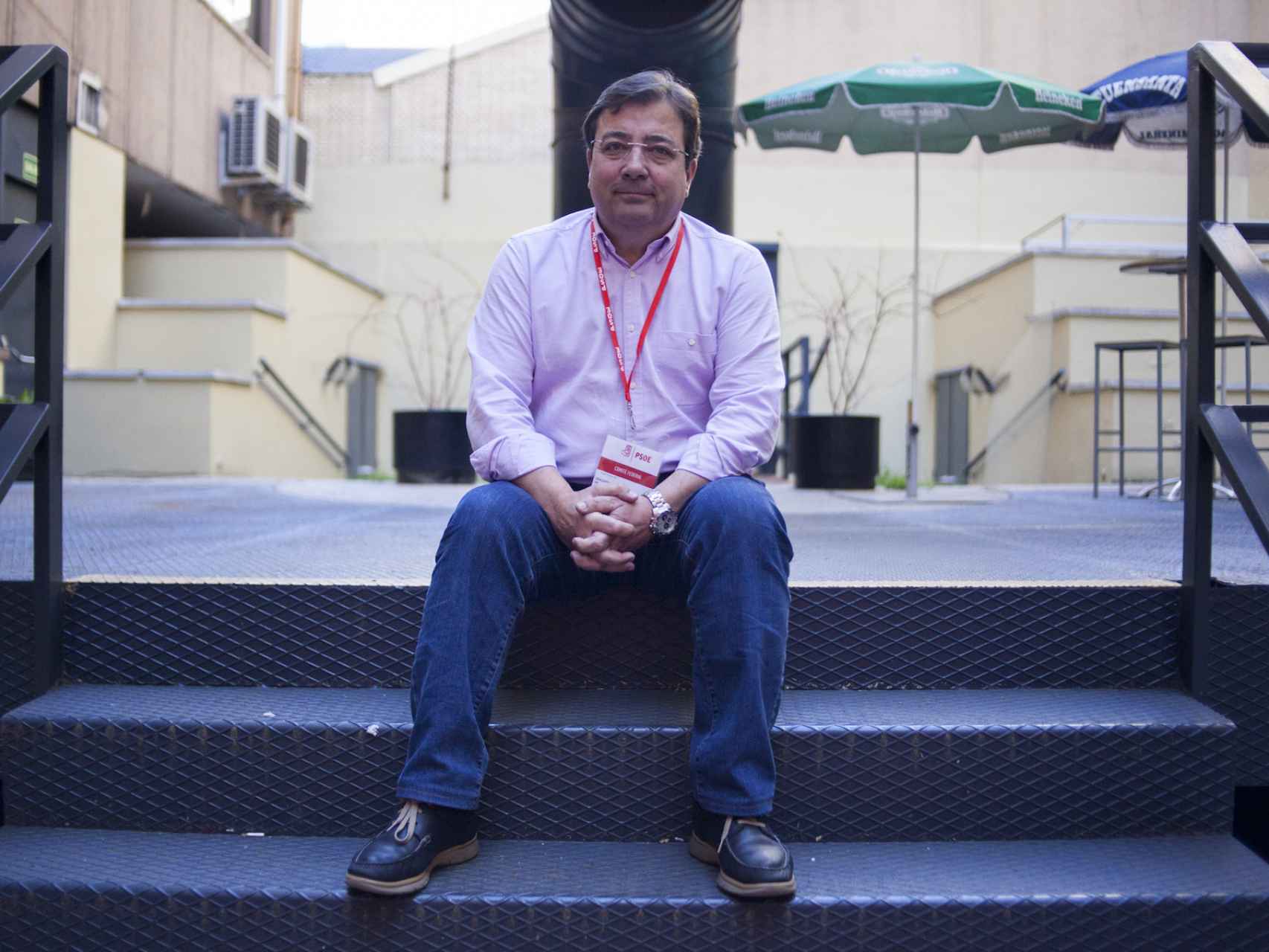 El presidente de Extremadura, en el patio de la sede del PSOE en Ferraz.