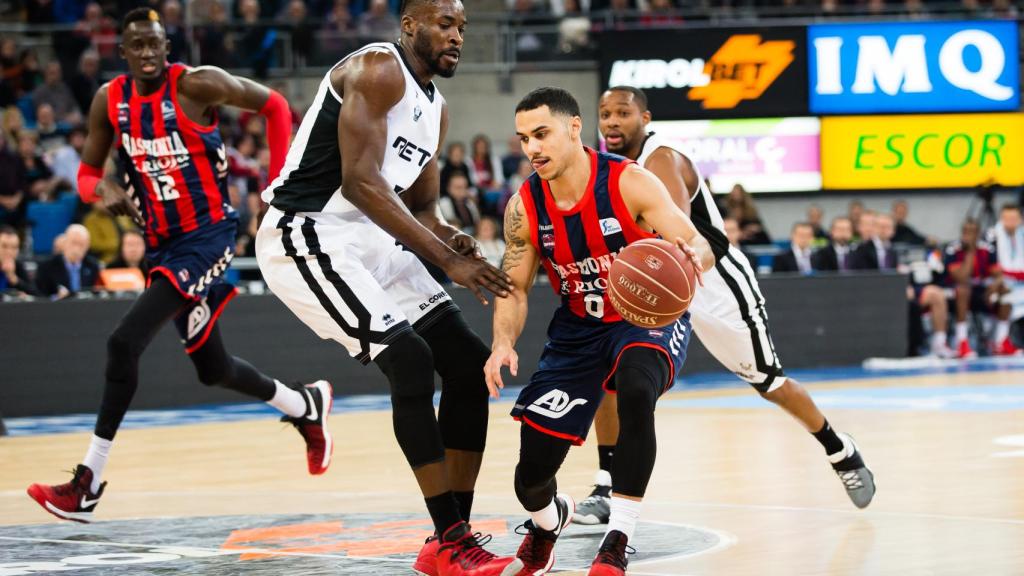 Larkin frente a Eric en el Baskonia-RETABET Bilbao Basket.