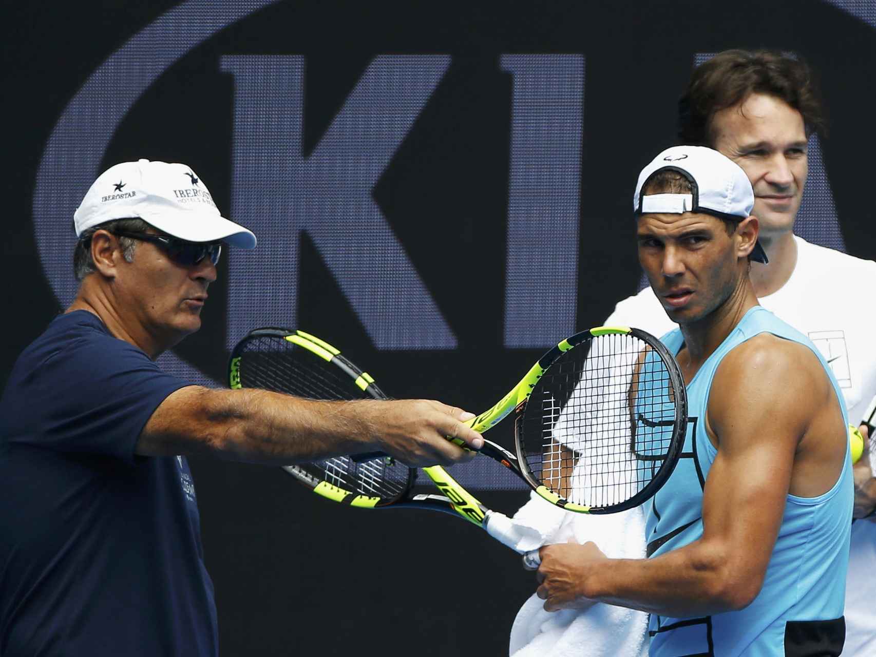 Toni Nadal junto a Rafa y Carlos Moyá en un entrenamiento en Melbourne.