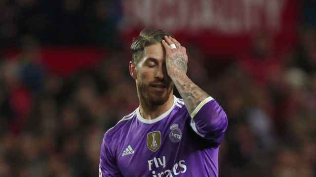 Sergio Ramos se lamenta tras su gol en propia puerta.