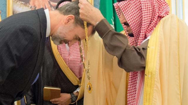 Momento en el que Bin Abdelaziz condecora a Felipe VI.