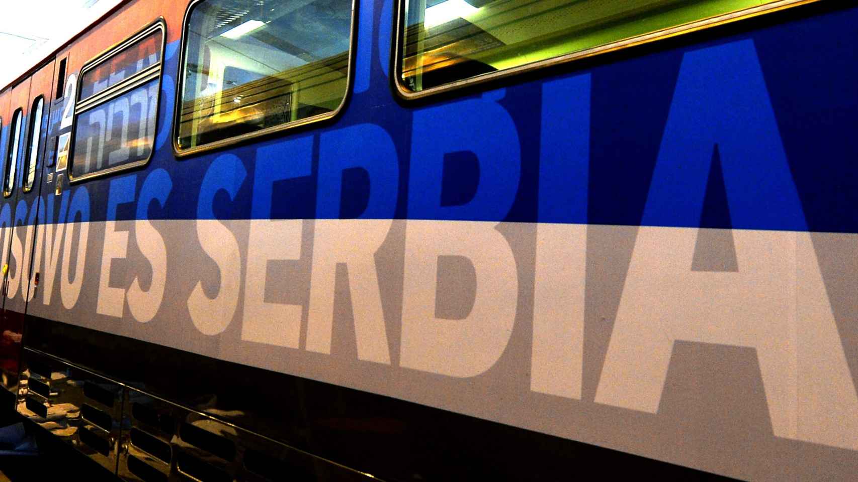 El tren contaba con la leyenda Kosovo es Serbia, también en español.
