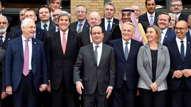 John Kerry y François Hollande, junto al resto de asistentes a la Conferencia de Paz.