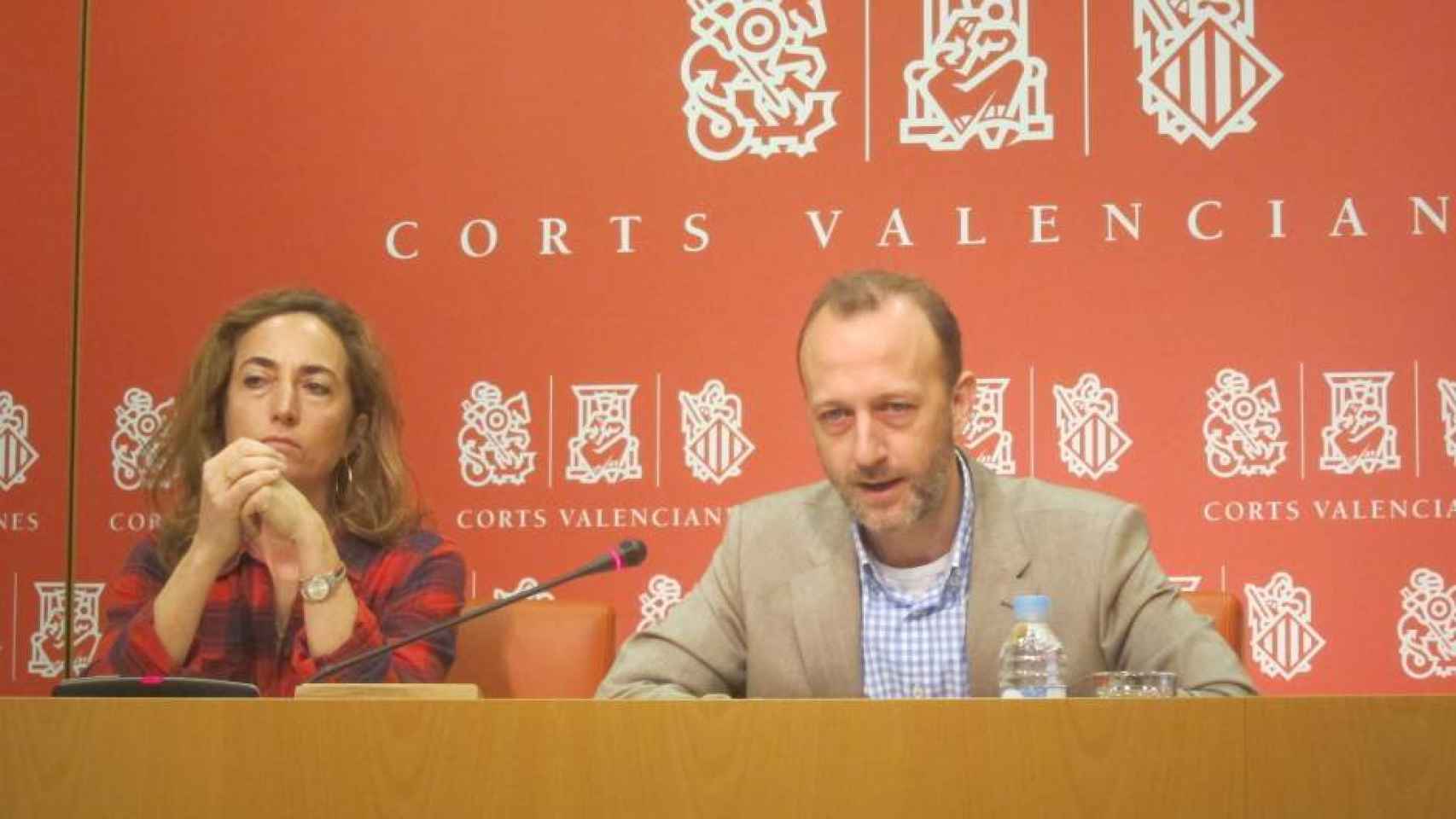 Carolina Punset y Alexis Marí, juntos en las Cortes de Valencia