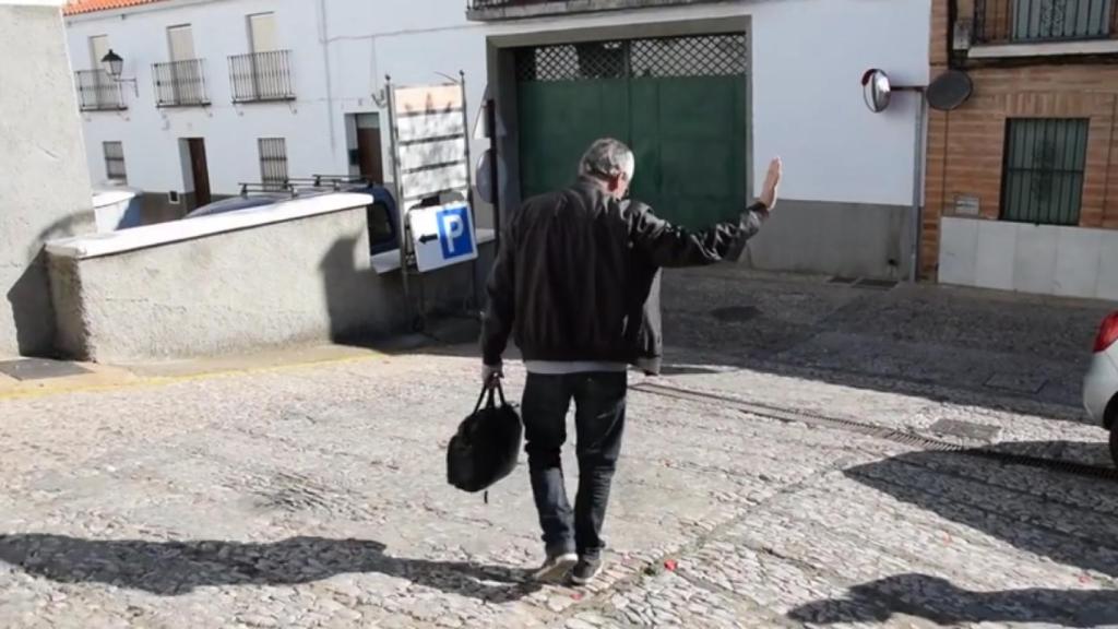 Juan Antonio recibe el aplauso de sus alumnos mientras va camino de la salida del colegio.