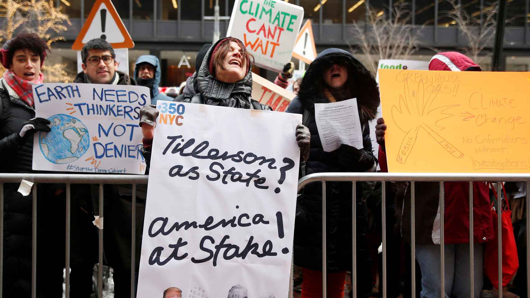 Ciudadanos protestan la nominación de Tillerson.