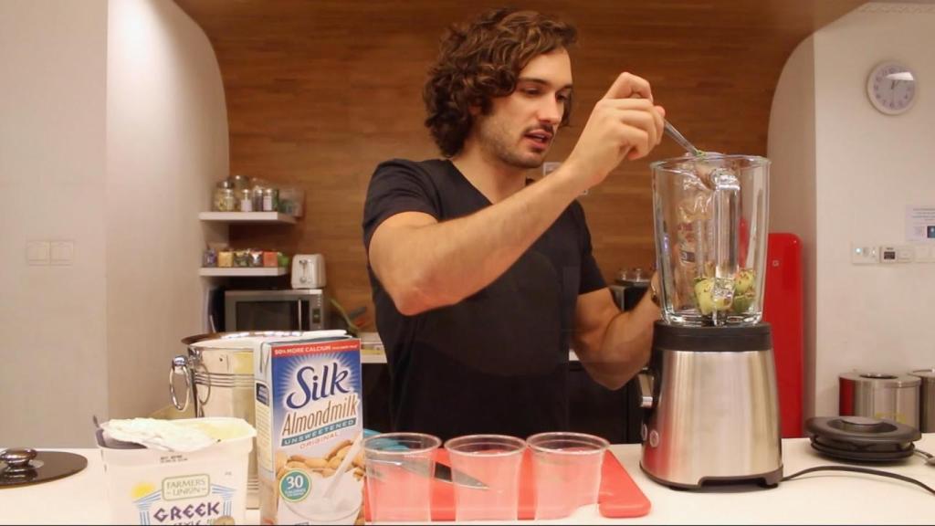 Joe Wicks en uno de sus tutoriales explicando la receta de un batido saludable.