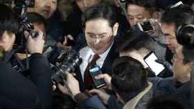 El heredero de Samsung, a su salida de la sede de la Fiscalía tras 22 horas declarando.