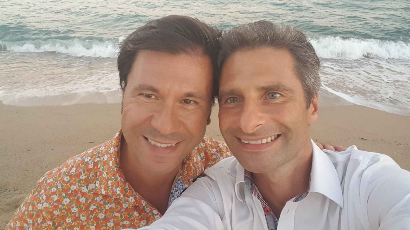 Eduard Planas y Krzysztof  Charamsa, en la playa en Badalona