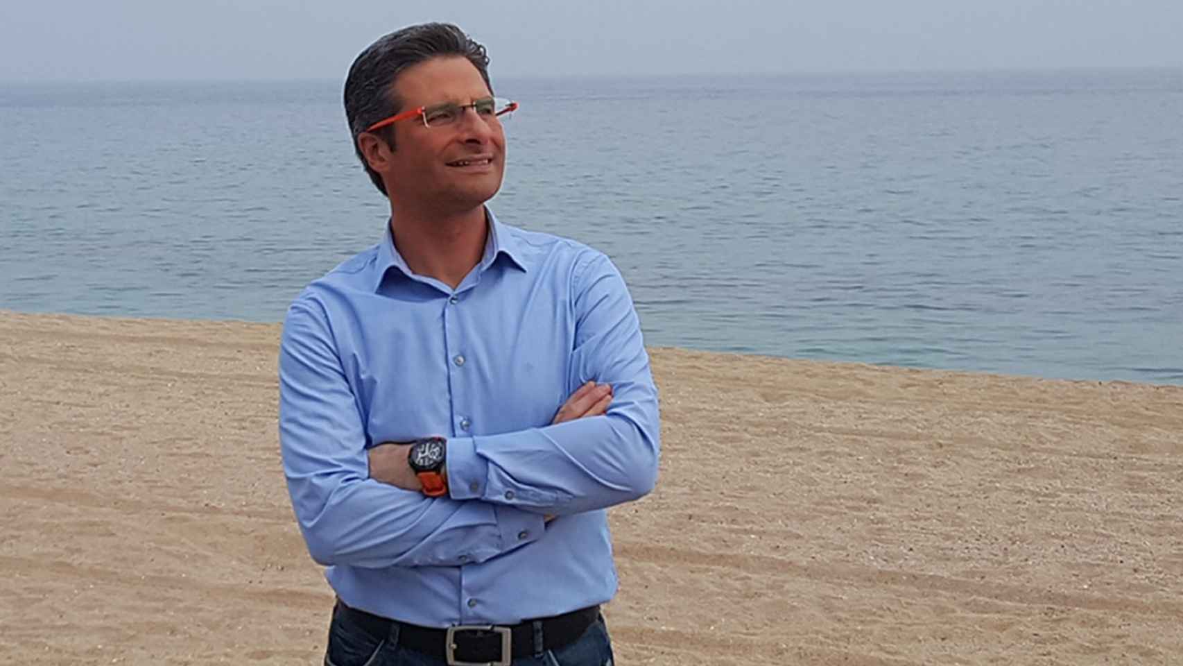 Krzysztof Charamsa posa en la playa de Badalona, donde vive