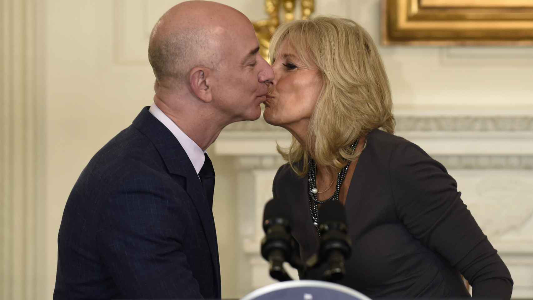 Bezos da un beso a Jill Biden durante un acto en 2016.