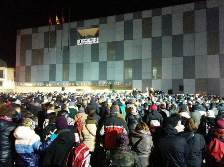 Concentración frente al ayuntamiento de Burlada para honrar a Blanca Esther, víctima mortal de la violencia machista.