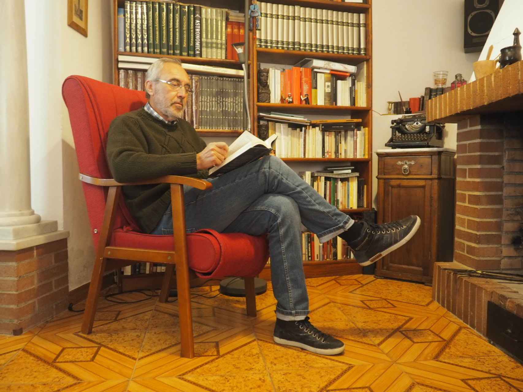 Con el tiempo que le ofrece la jubilación Juan Antonio quiere dedicarse a la lectura y a escribir sus recuerdos de una infancia que pasó en una casa de campo de la Guardia Civil en la frontera con Portugal.