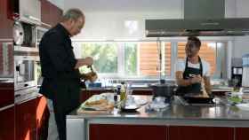 David Bisbal cocinando una paella con Bertín Osborne.