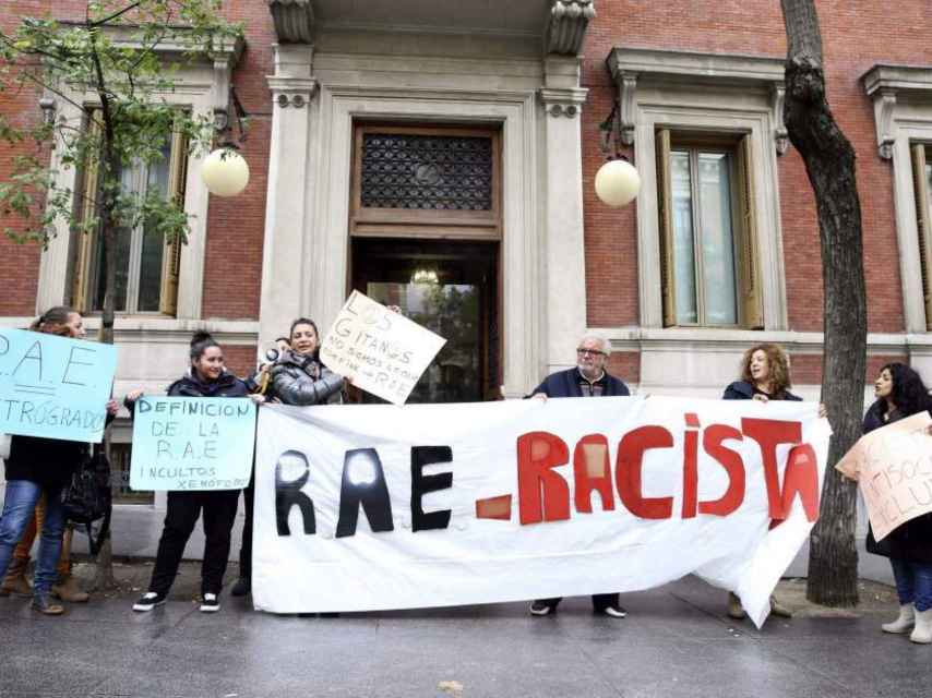 La Asociación Gitanas Feministas por la Diversidad ante la sede la RAE, protestan por la definición de gitano y gitanería.