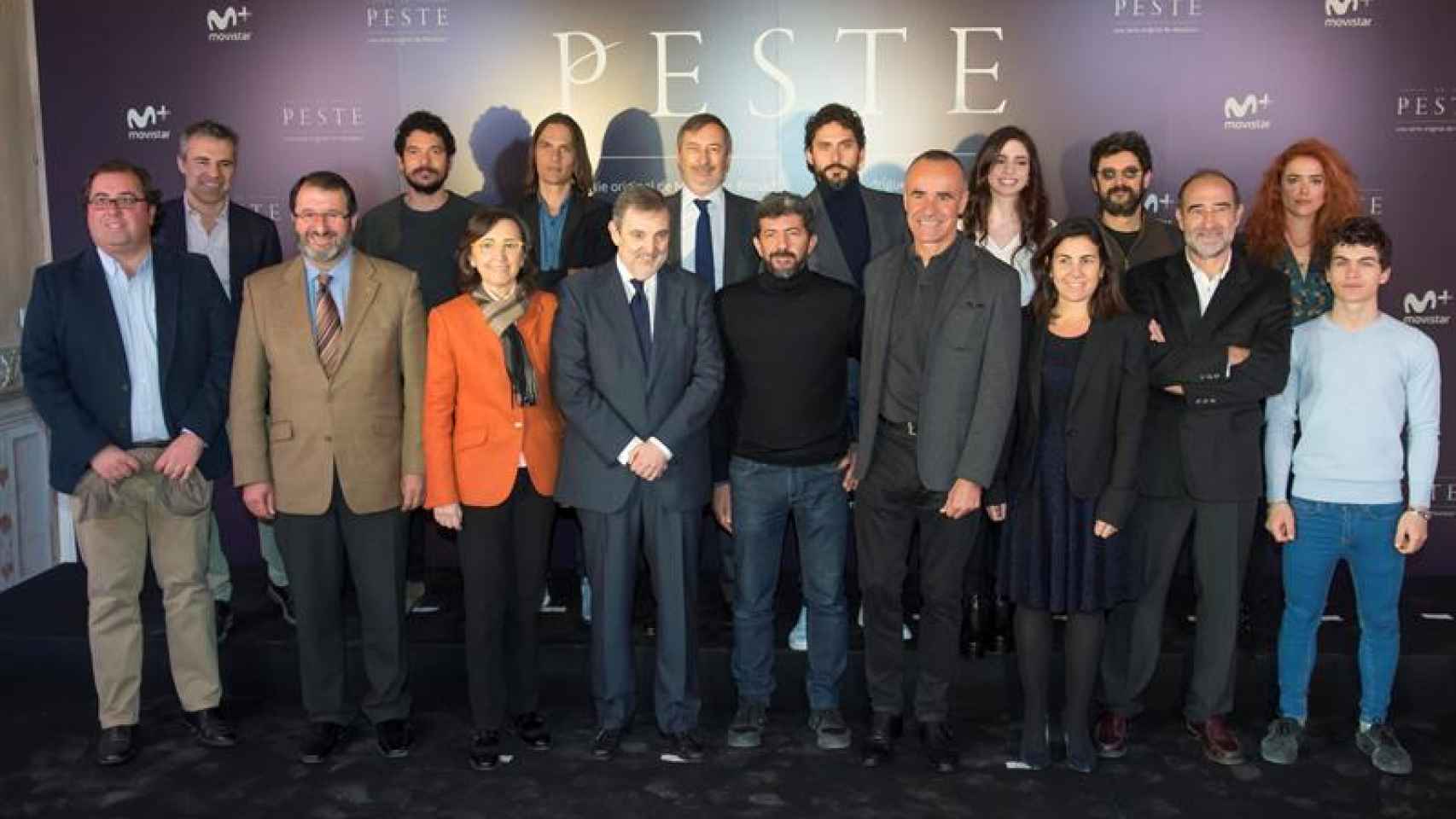 El equipo al completo de la serie producida por Movistar, con un presupuesto de 10 millones de euros.