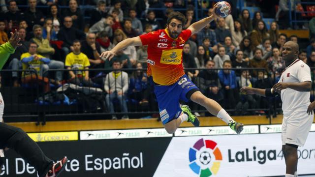 David Balaguer dispara a puerta.