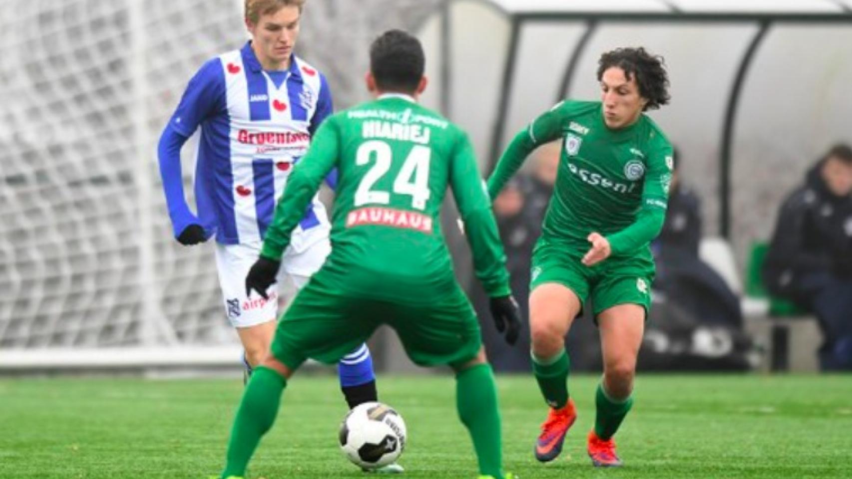 Odegaard frente a dos jugadores del Groningen. Foto: Twitter (@scHeerenveen)