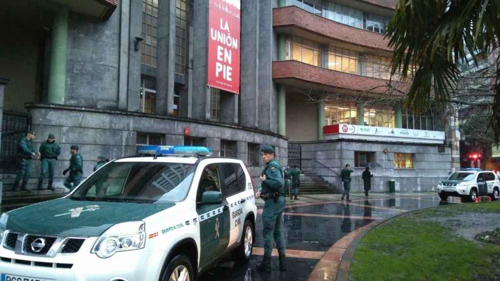 Agentes de la UCO en la sede de UGT en Asturias