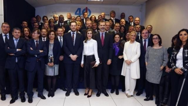 Los Reyes y Antonio Asensio durante la visita de estos al Grupo Zeta con motivo del 40º aniversario de la empresa.