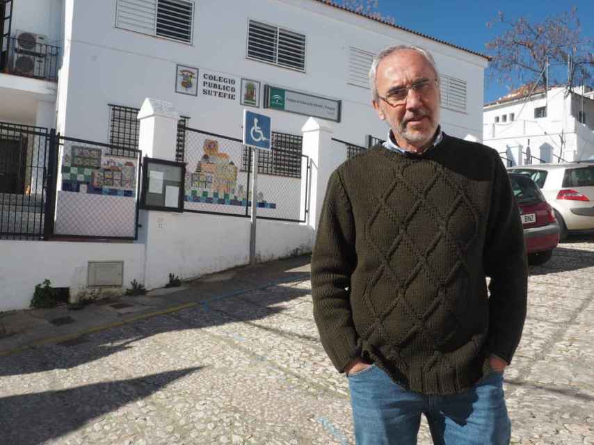 Juan Antonio, de 61 años, es el profesor jubilado de un pueblo de Huelva en el que sus alumnos lo vitorearon el día de su despedida.