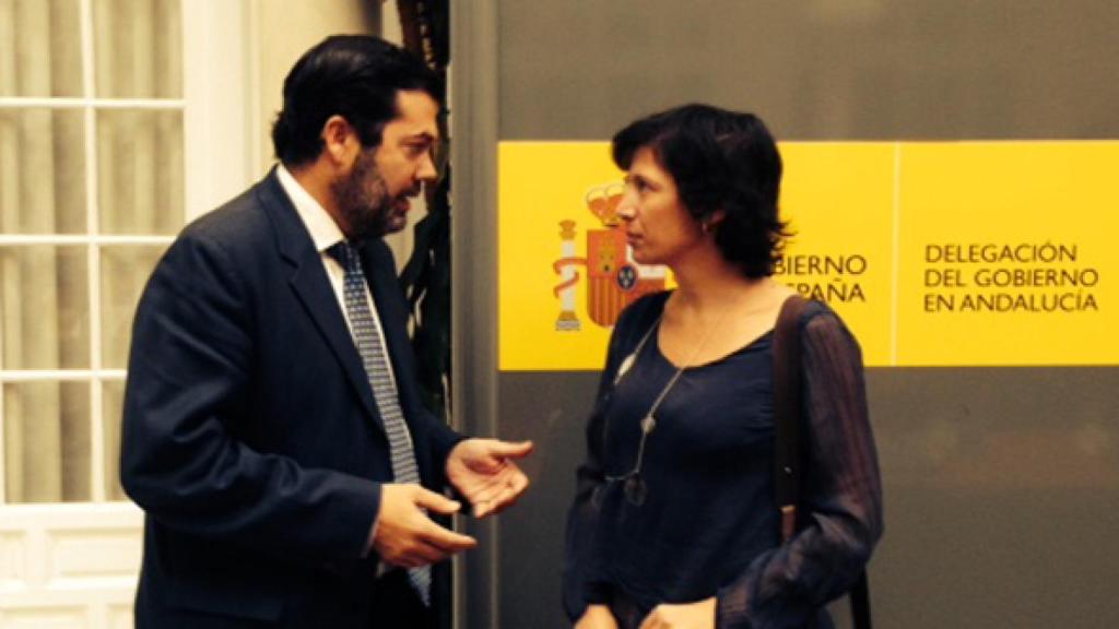 Ana Gallego, nueva directora de la  Filmoteca Española, junto al alcalde de Gelves.