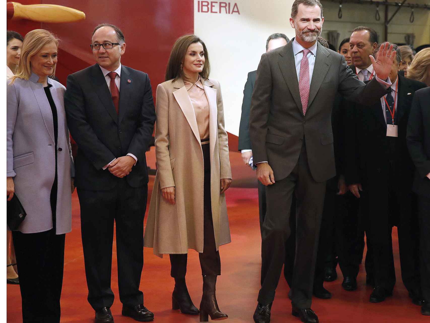 Los reyes, acompañados entre otros por la presidenta de la comunidad de Madrid, en FITUR.