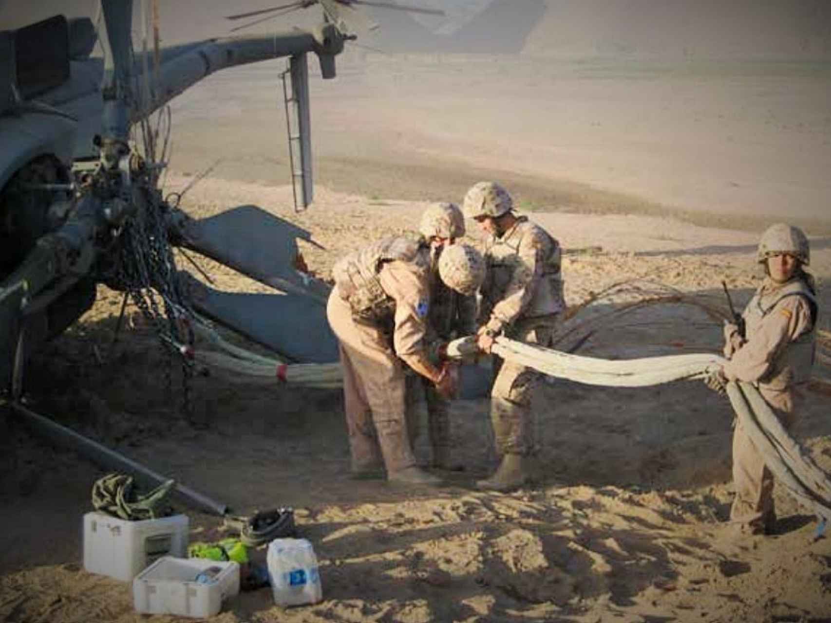 Los soldados tenían que desmontar las partes sensibles del helicóptero.